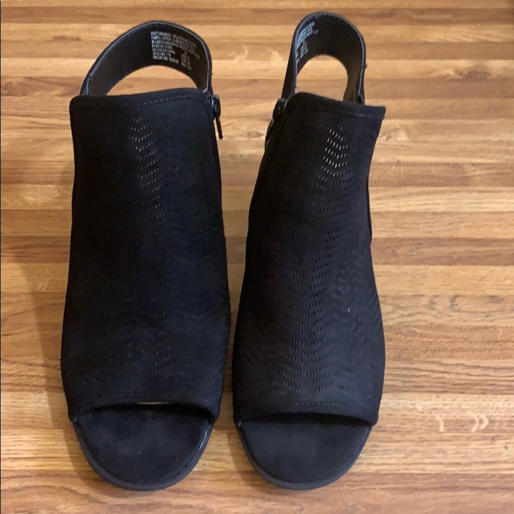 Black pee toe booties.